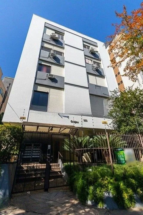 Imagem Formidável apartamento com 3 dormitórios (2 deles são suíte), peças amplas e bem iluminadas, banheiro auxiliar e cozinha com área de serviço separada. Dispõe de uma vaga de garagem coberta. Edifício com elevador e sistema de segurança por câmeras.