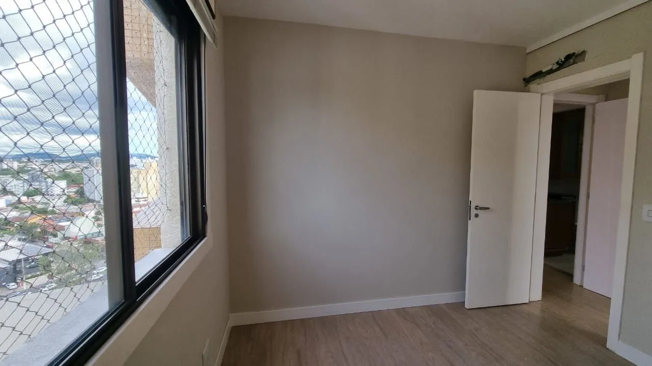 Imagem Apartamento 03 dormitórios, duas vagas individuais, edifício com infra, Bairro Cristal