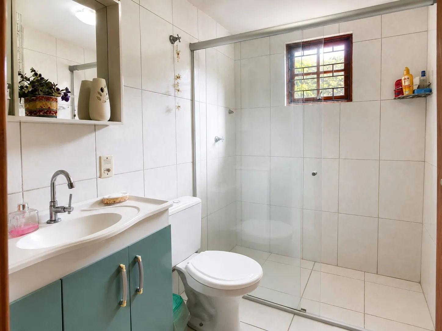 Imagem Casa 4 domitorios sendo uma suite com 6 vagas em 195m2 no bairro Guaruja.