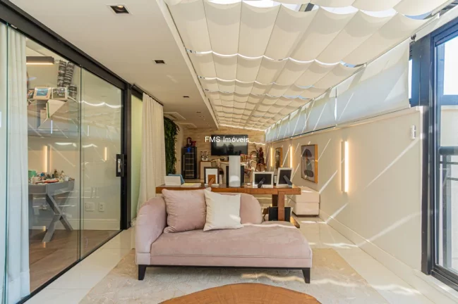 Imagem Apartamento de Alto Padrão de 3 suítes em Moema com 330m² e 4 vagas de garagem.