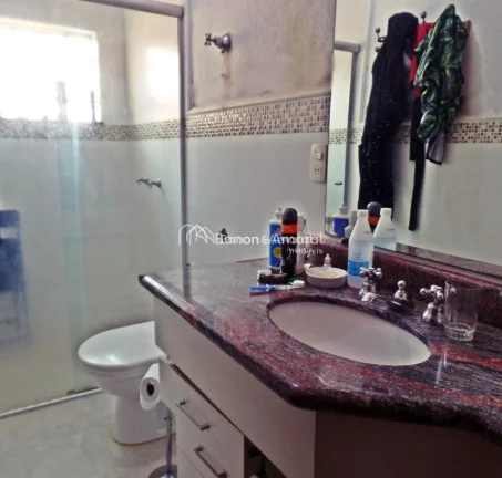 Imagem No piso superior, dispõe de três dormitórios com armários planejados, sendo uma suíte com close...