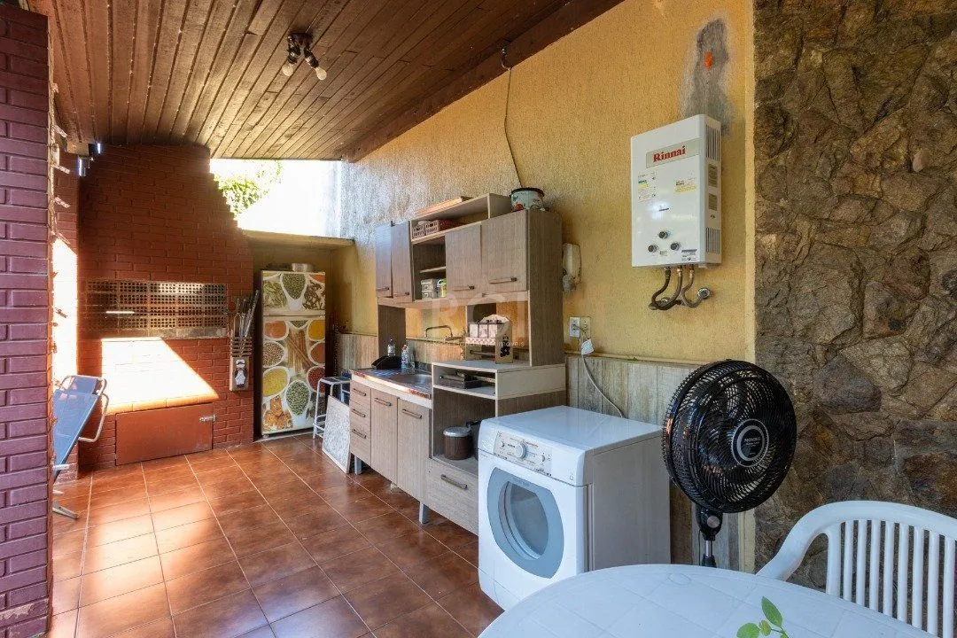 Imagem Sobrado com 345m² privativos, 3 suites, 2 vagas, churrasqueira. pátio com piscina - Bairro Cristal