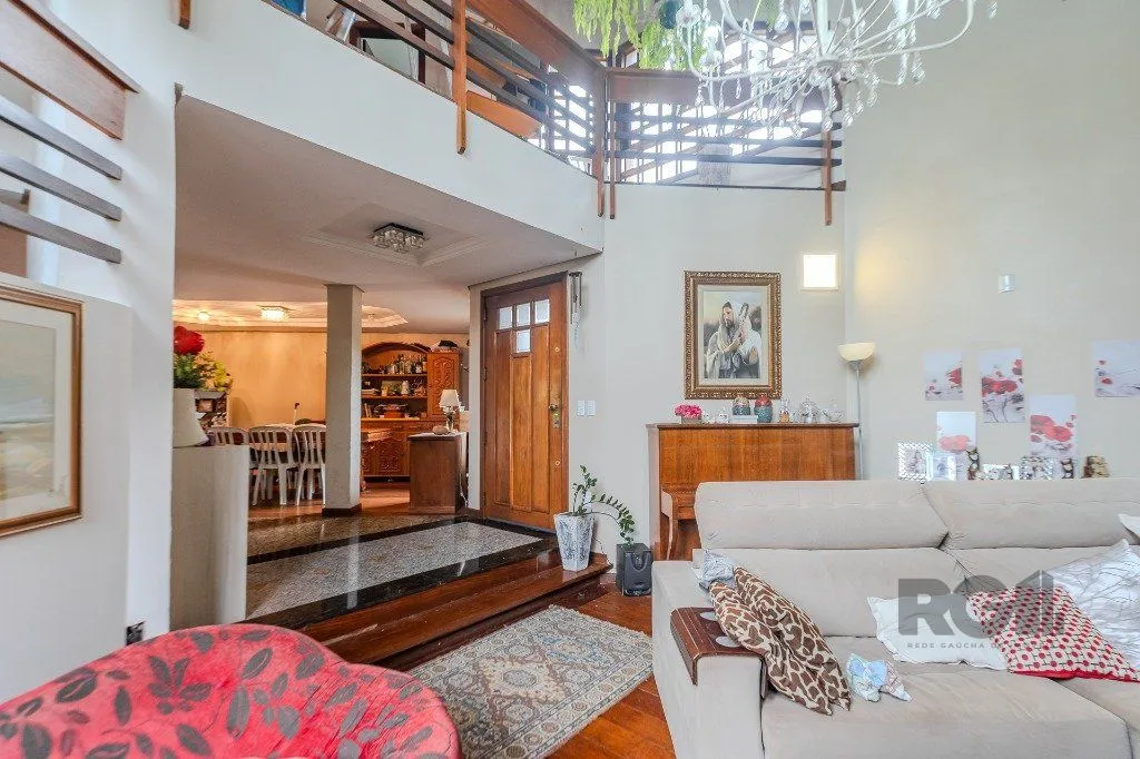 Imagem Casa 400m² - 5 dormitórios, 4 vagas no bairro Vila Jardim
