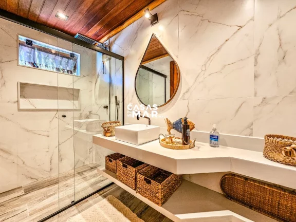 Imagem Casa de Luxo à Beira Mar em Angra dos Reis: 6 Suítes, 7 Salas, 950m² - Piscina, Churrasqueira e Deck Privativo