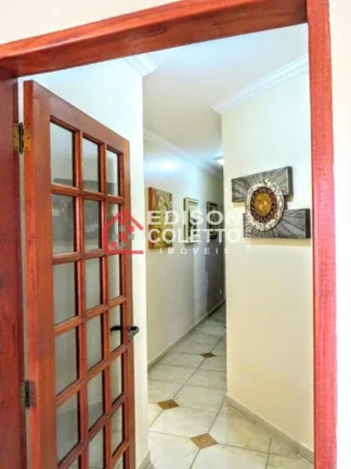 Imagem Casa de frente para área verde, Parque Santa Cecília com 3 dormitórios.