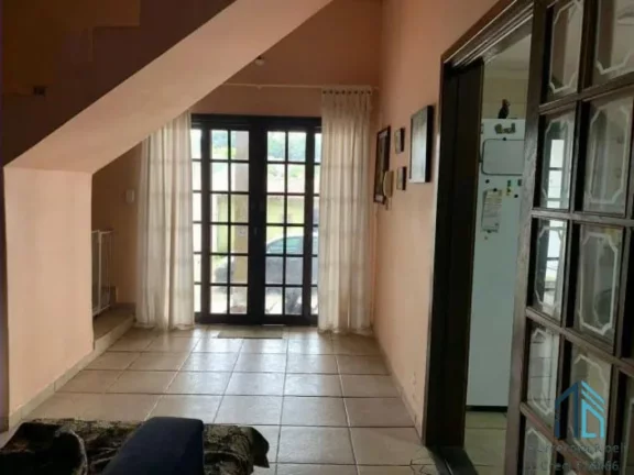 Imagem Casa a venda preço abaixo de mercado, 04 quartos c/suíte, no São Lourenço em Curitiba PR