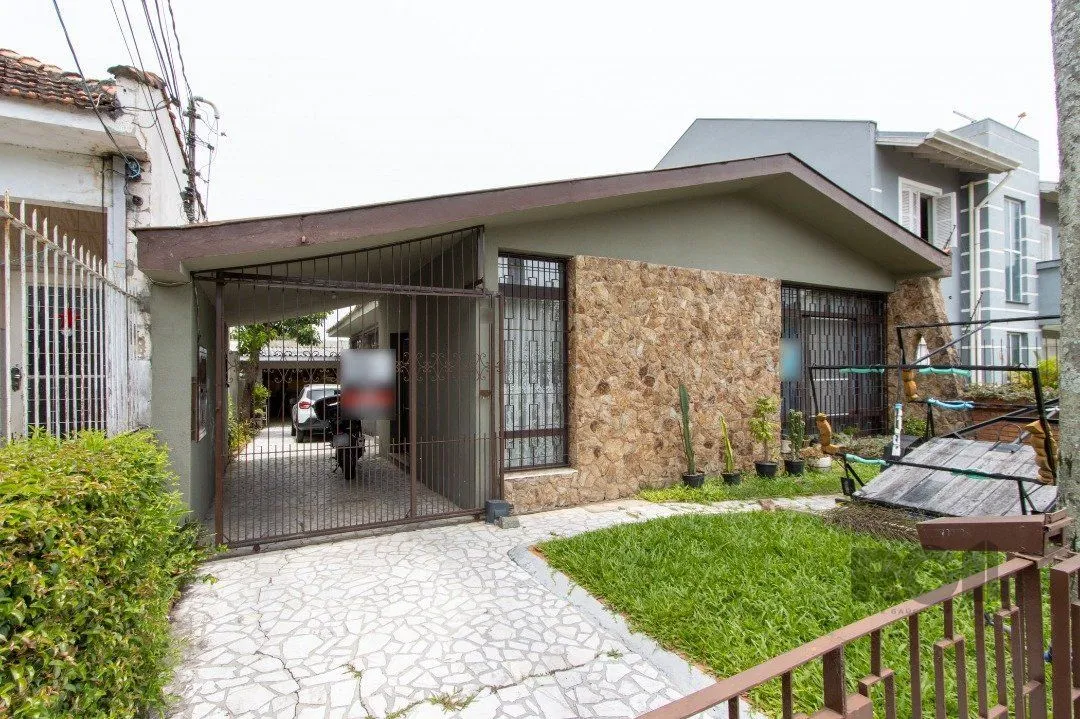 Imagem Casa térrea, 3 quartos, 2 banheiros, com pátio no Bairro Cavalhada