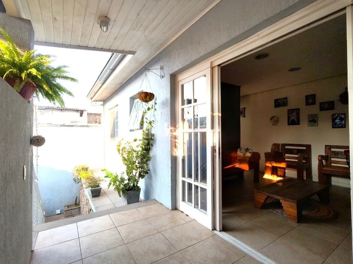 Imagem Casa com 4 dormitórios, espaço gourmet e terraço na Zona Norte de Porto Alegre
