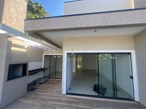 Imagem Casa a venda em Guaratuba a 50 metros do mar, em rua asfaltada, com piscina, churrasqueira, fino acabamento.