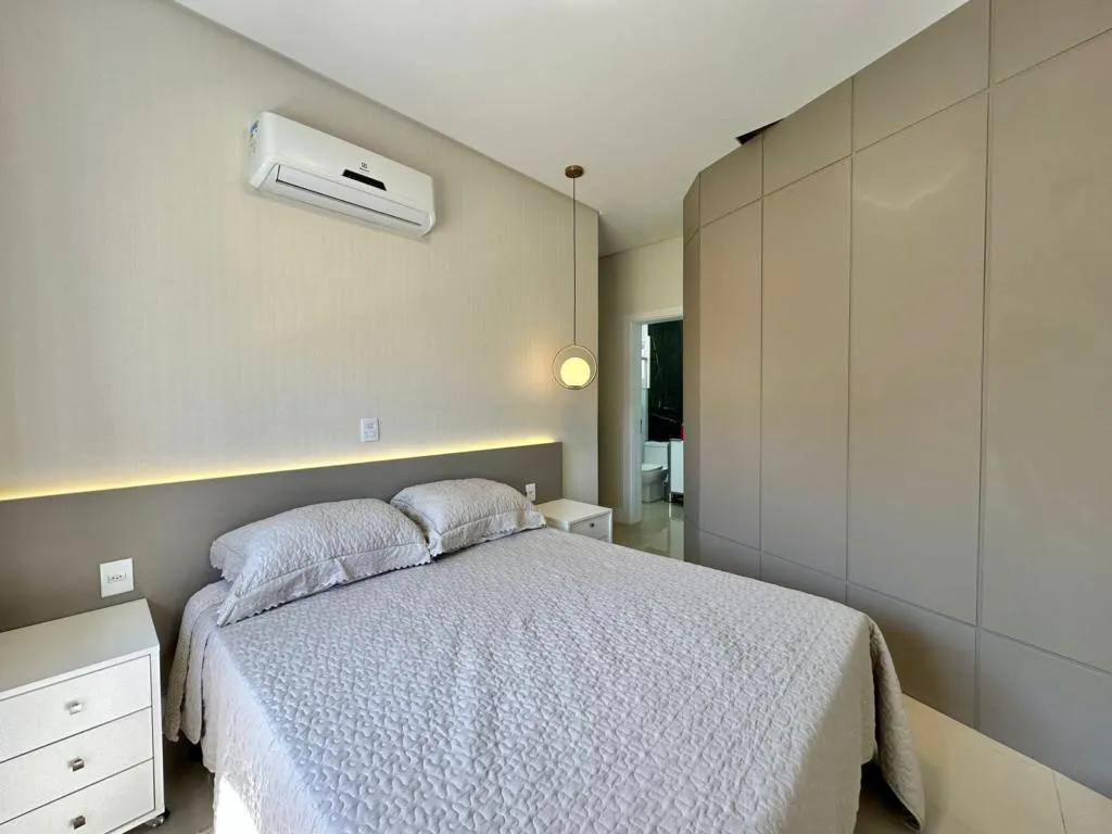 Imagem Casa em Condominio 4 Dormitórios - Bairro --
