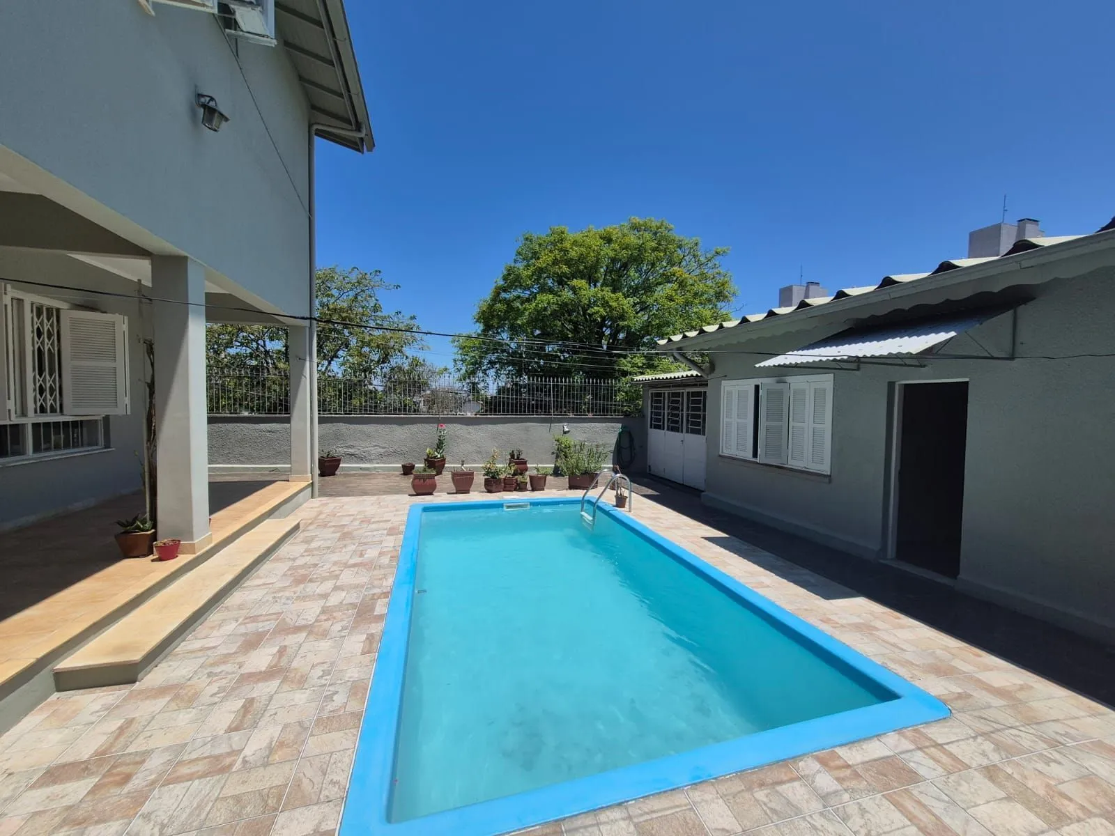 Imagem Casa 4 Dormitórios 1 suite 3 banheiros piscina e churasqueira