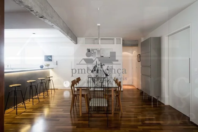 Imagem Lindo apartamento reformado com 1 suíte e 2 vagas, 140m².3