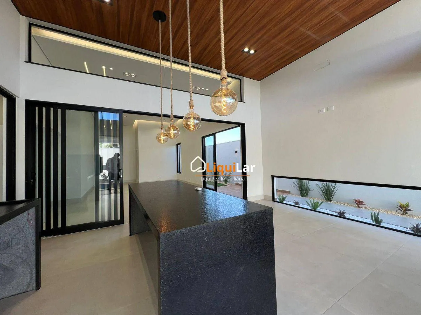 Imagem Casa de Alto Padrão com 3 Suítes, Piscina e Energia Fotovoltaica em Condomínio Fechado