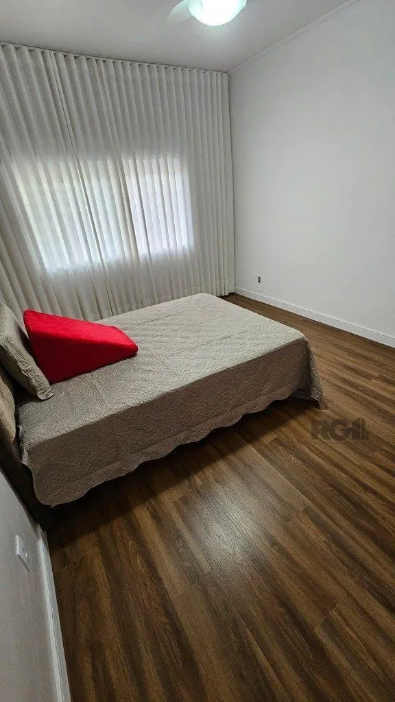 Imagem Casa 3 dormitórios, 5 vagas, 155 m² área construída, terreno 300m², Nonoai.