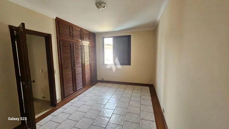 Imagem Casa com 4 dormitórios + 1 suíte + edícula em Ponta da Praia, Santos/SP