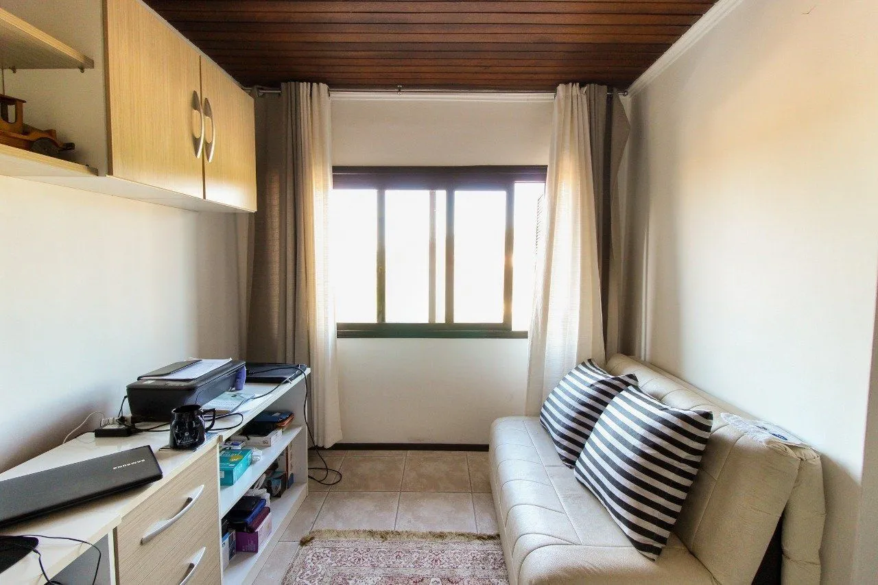 Imagem Casa com 6 dormitórios à Venda no Bairro Jardim Carvalho, Porto Alegre