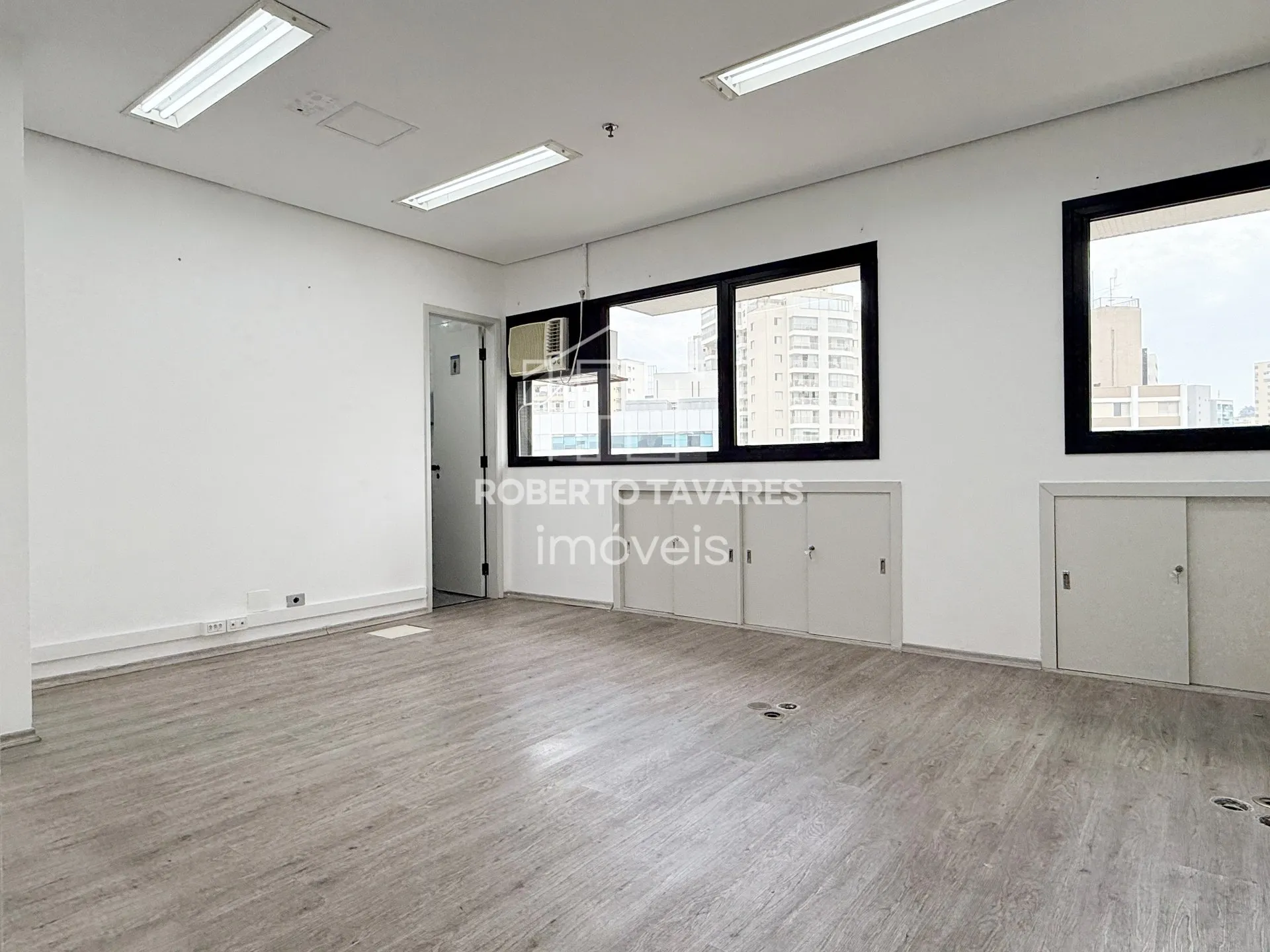 Imagem Prédio monousuário, com 11 andares, 1723m² de área útil, 4032m² de área total, 33 vagas de garagem.