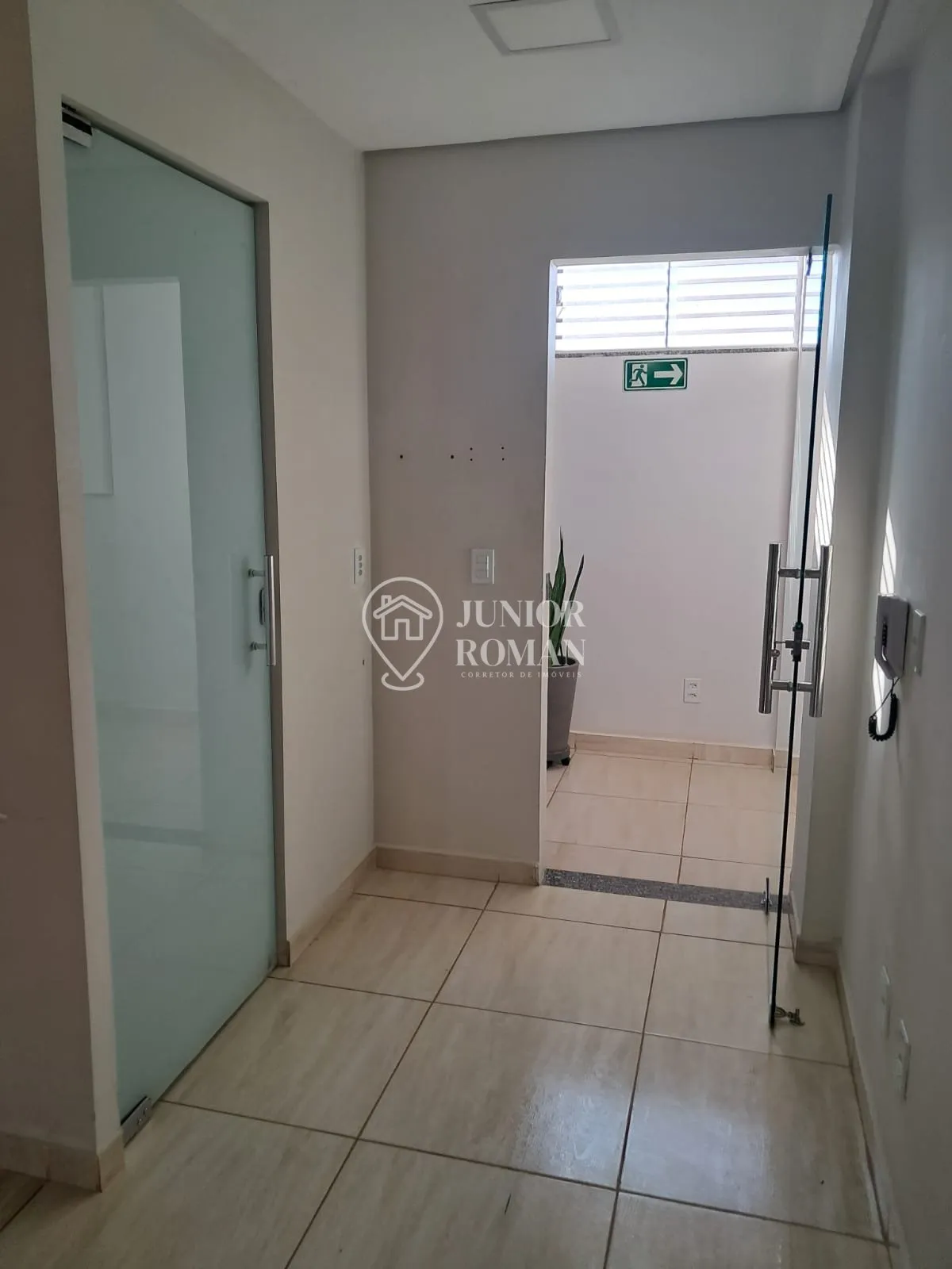 Imagem SALA COMERCIAL NO CENTRO COM AR CONDICIONADO - BARREIRAS/BA