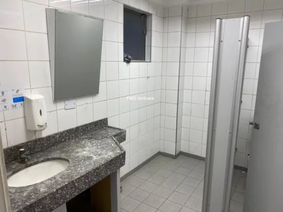 Imagem Galpão Comercial de 477m² com 2 Banheiros para Locação na Lapa, São Paulo-SP