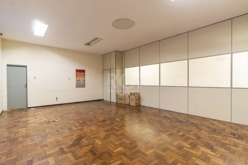 Imagem MÁFFER IMÓVEIS ALUGA SALA COMERCIAL - RUA URUGUAI, 277 | CENTRO - POA Área privativa: 333,61 m²