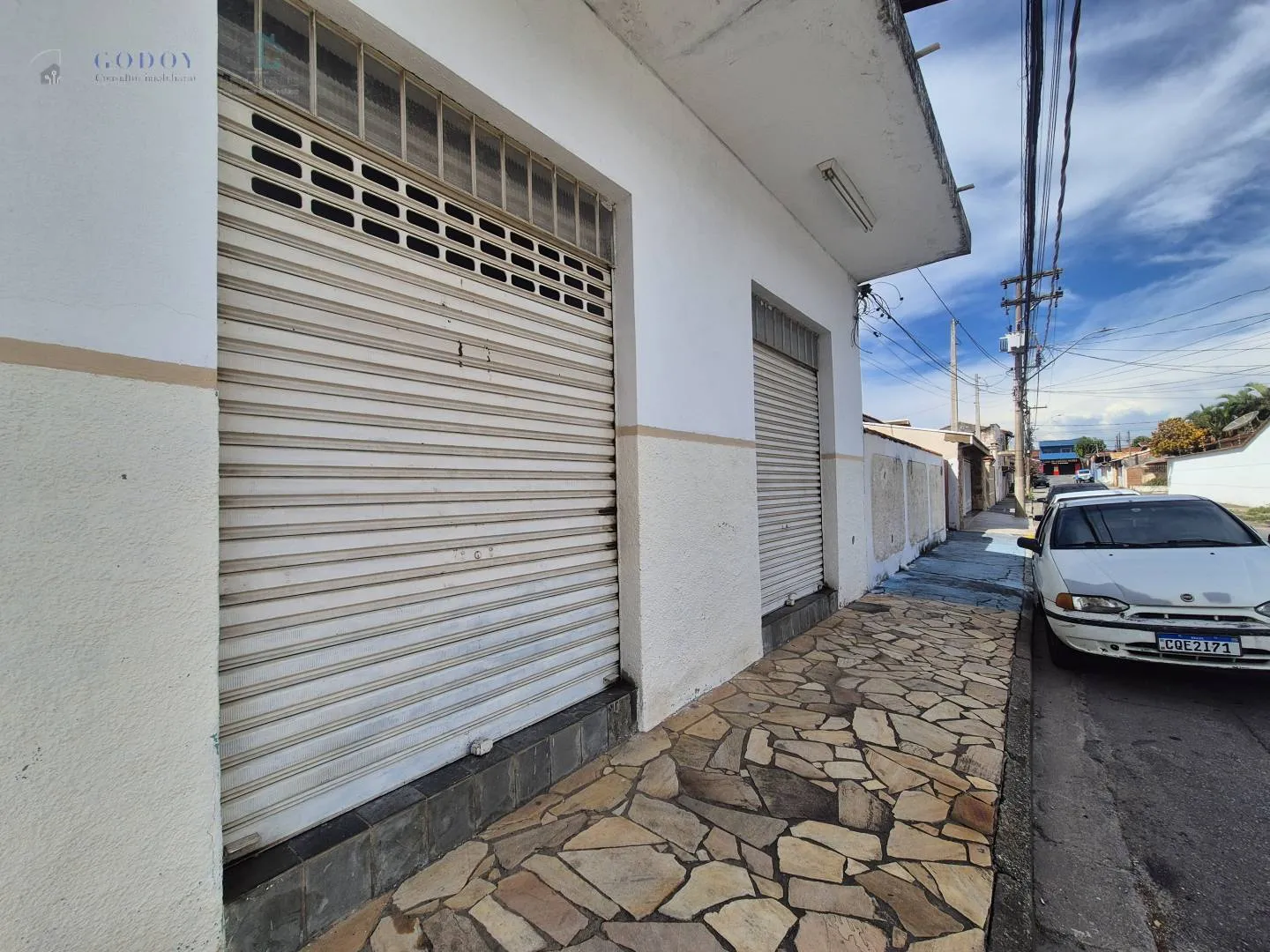 Imagem Ponto Comercial com Salão Amplo e 3 Portas de Esquina com 96,59 m²