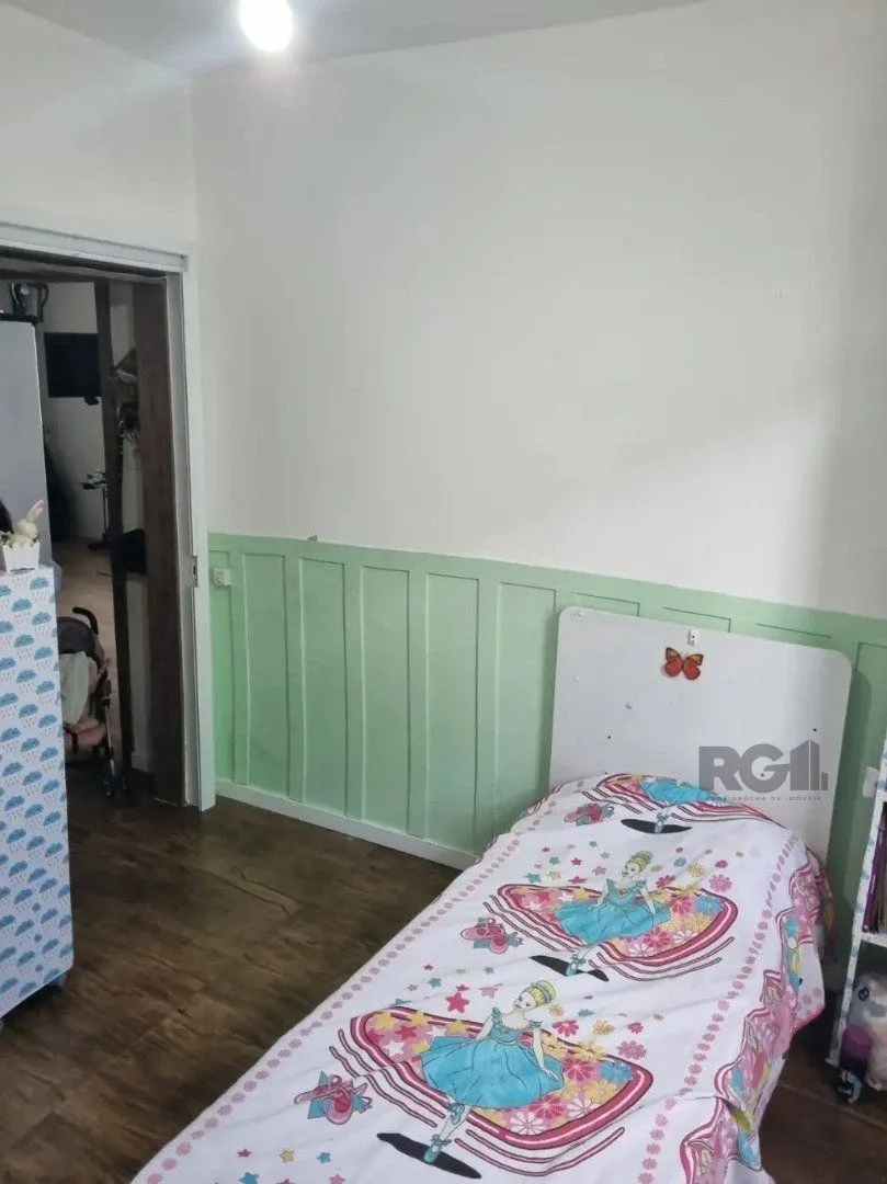 Imagem Casa térrea, 3 dormitórios, 1 suíte, living para 2 ambientes, cozinha, pátio, 2 banheiros e 4 vagas .