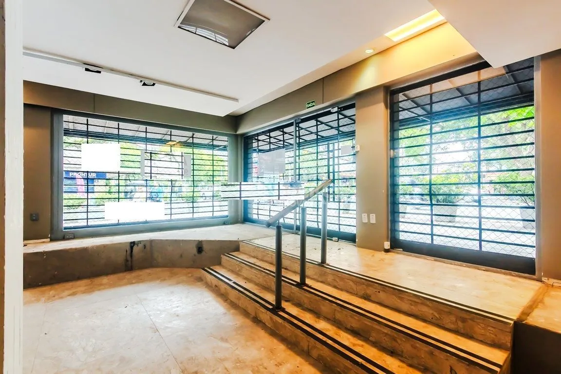 Imagem MÁFFER IMÓVEIS ALUGA - LOJA DE ESQUINA | 244 m² Bairro Independência - Porto Alegre Uma loja imponente, em posição absolutamente privilegiada, localizada na esquina entre a Rua Ramiro Barcelos e a Av. Independência, no coração de uma das regiões mais valo