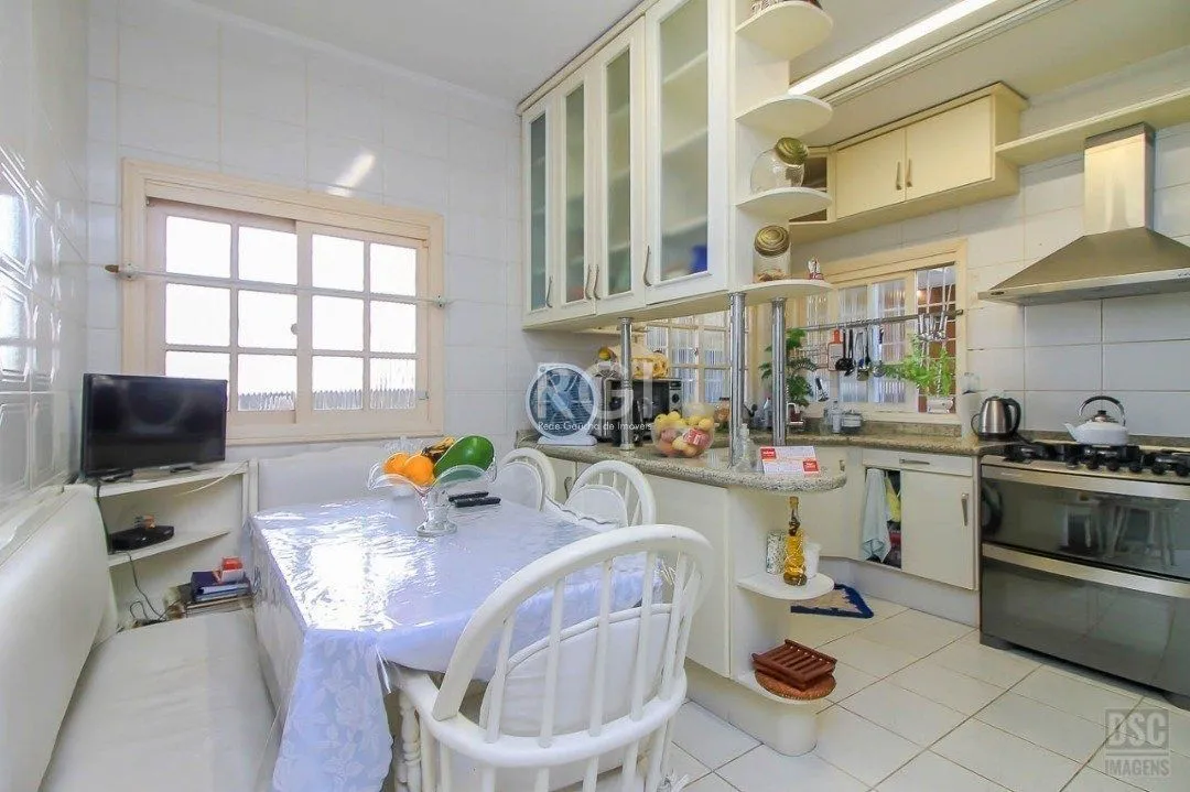 Imagem casa Living para 3 ambientes com lavabo, cozinha com pia e armários planejados