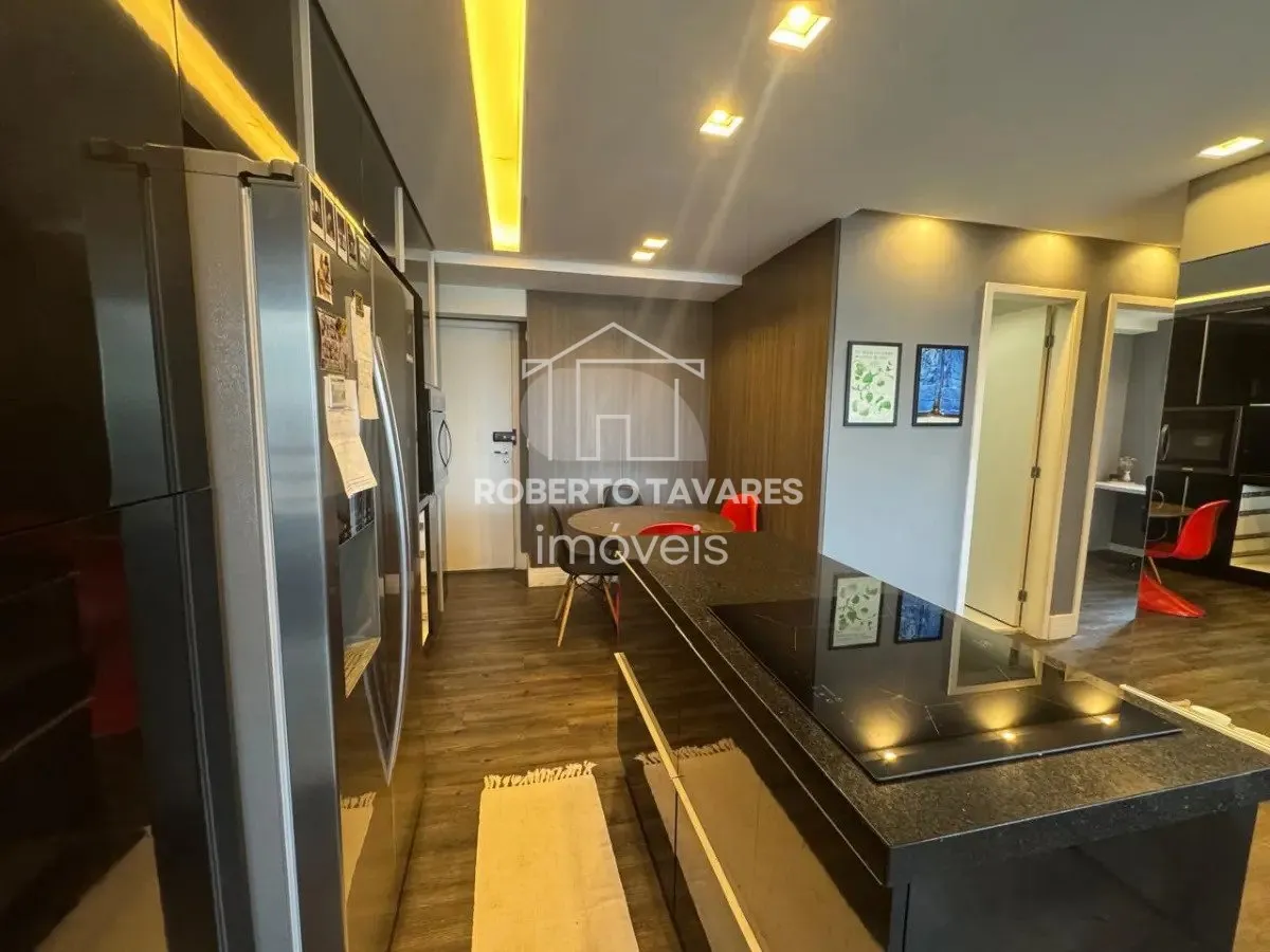 Imagem Apartamento mobiliado com 50 m², muito bem distribuídos, com 2 dormitórios, sendo 1 suíte, 1 vaga de garagem além de estar repleto de armários planejados.