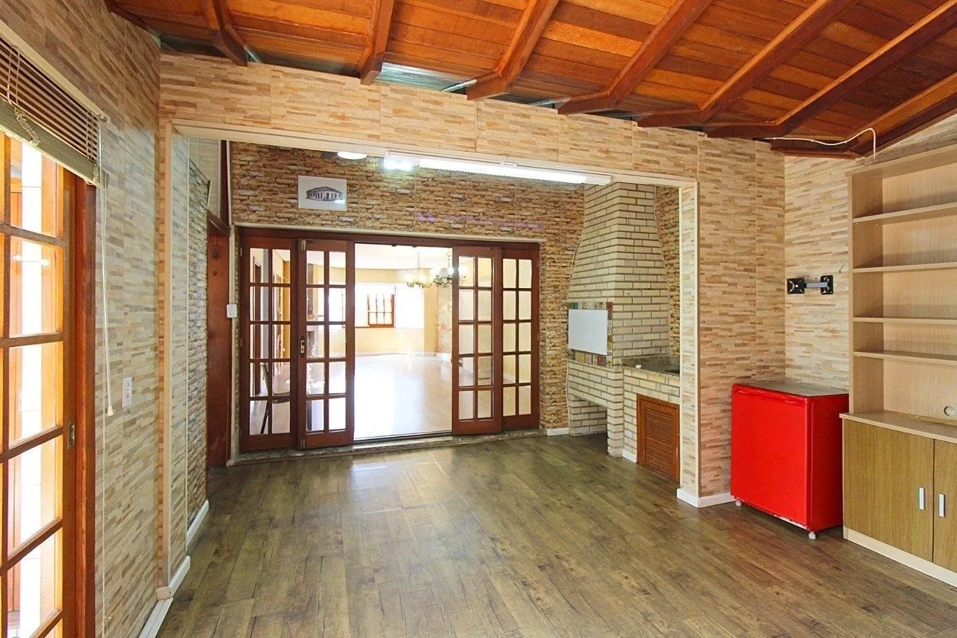 Imagem Casa de 3 dormitórios a venda no bairro Guarujá, Porto Alegre