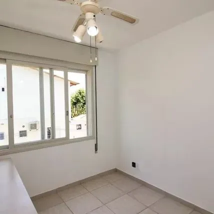 Imagem Apartamento com 2 dormitórios, banheiro auxiliar e 2 vagas cobertas.