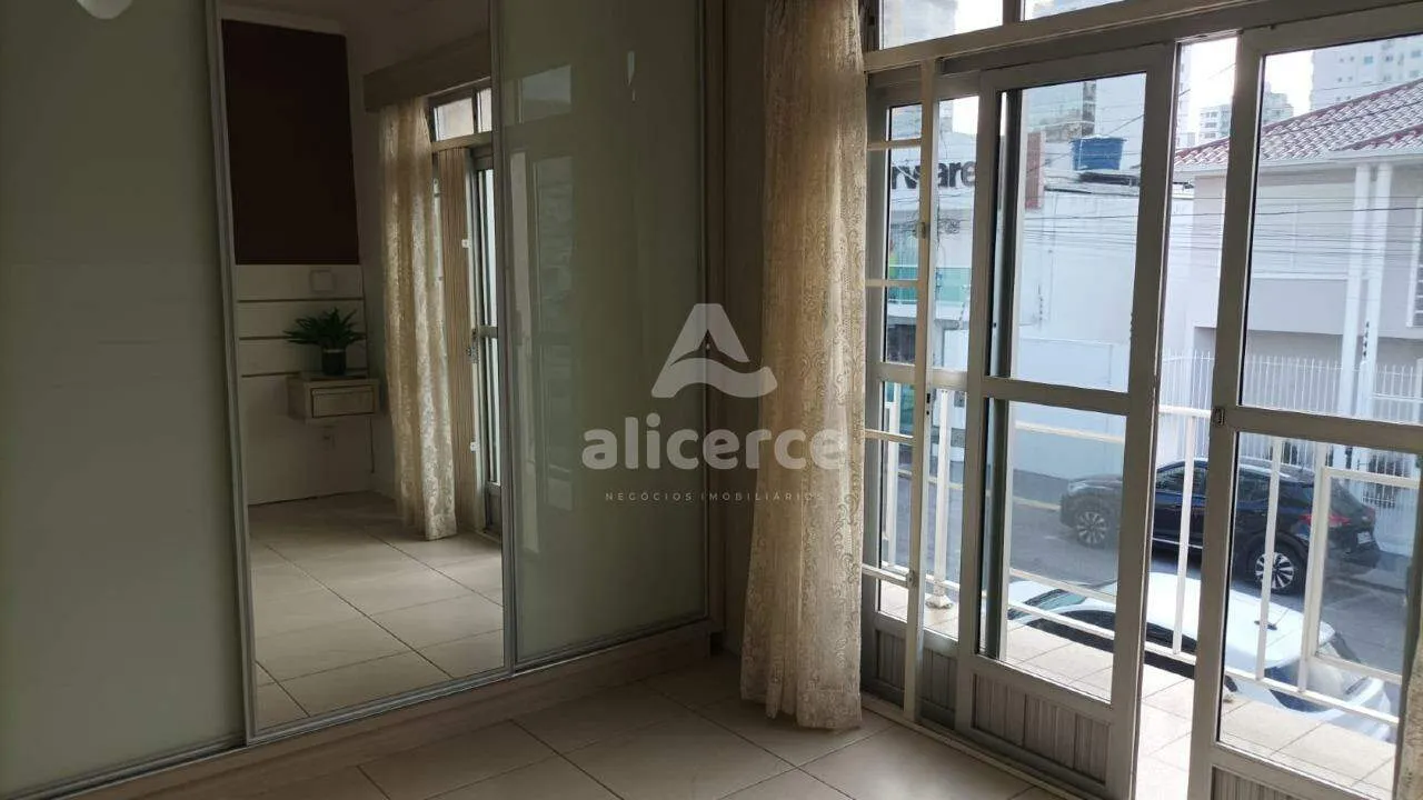 Imagem Casa para aluguel com 3 quartos, 1 suíte, sacada e garagem no Estreito. A uma quadra da Beira-Mar Continental.