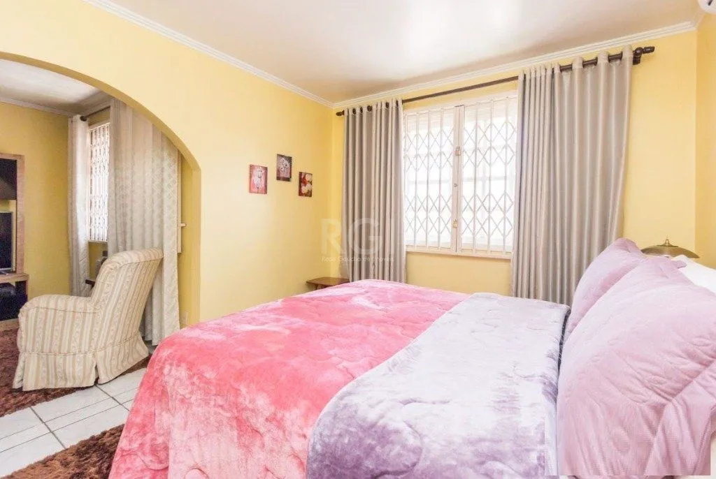 Imagem Casa para Venda - 258m², 3 dormitórios, sendo 1 suites, 4 vagas - Teresópolis