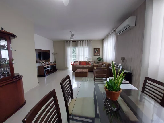 Imagem Casa com 6 Quartos e 5 banheiros à Venda, 212 m² por R$ 1.500.000