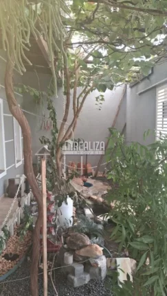 Imagem Casa de 3 quartos com piscina aquecida e energia fotovoltaica no Condomínio Vanice Andrade, no bairro Vila Arquelau.