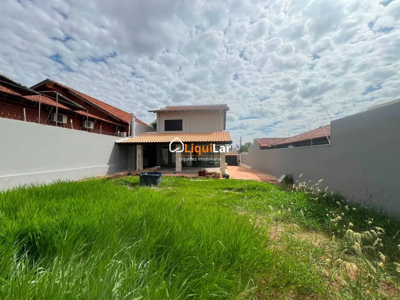 Imagem Sobrado com Aptidão Comercial na Vila Rosa Pires | 4 Quartos, Suíte e Localização Estratégica