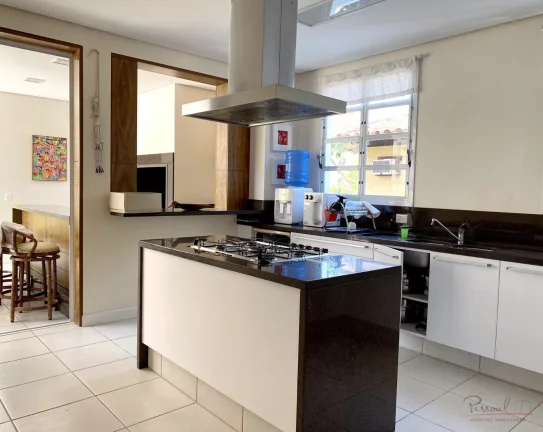 Imagem Belíssima casa com 4 Suites, 6 vagas cobertas  em Jurere Internacional a poucos passos da Praia. T...