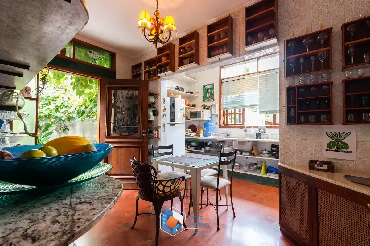 Imagem Casa para venda em Pacaembu com 5 quartos, sendo 2 suítes, 400m²