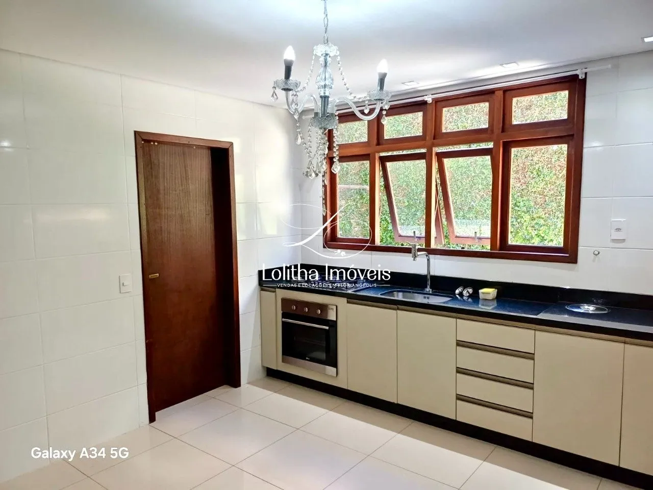 Imagem CASA À VENDA COM 5 QUARTOS NO BAIRRO ABRAÃO - FLORIANÓPOLIS/SC.