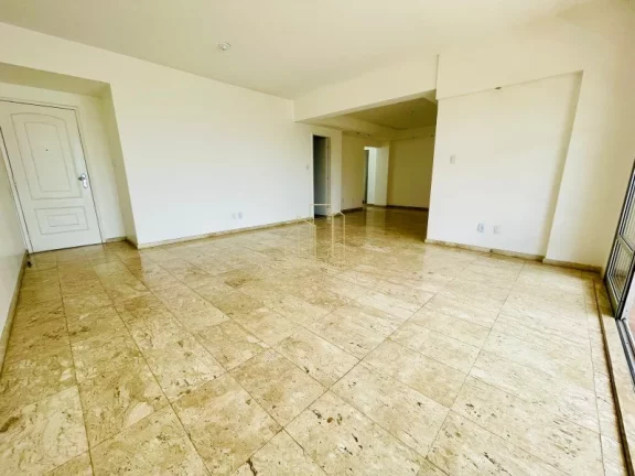 Imagem Apartamento amplo e bem localizado com quatro quartos e varanda a venda no Itaigara
