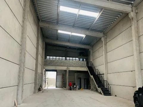 Imagem LOCAÇÃO DE GALPÃO COMERCIAL NO CENTRO DE ARUJÁ/SP, 700m² com mezanino, 5 banheiros sendo 1 acessível, 5 vagas e energia trifásica. CONSULTE-NOS.
