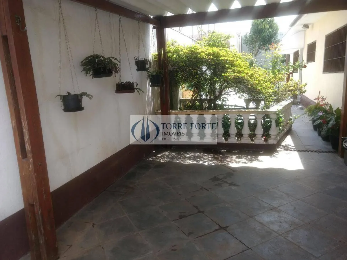 Imagem Casa com lindo espaçoso quintal, 3 vagas de garagem, 2 dormitórios