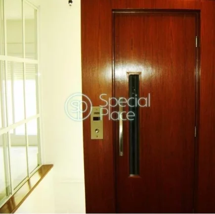 Imagem EXCELENTE CONDOMÍNIO COM 9 CASAS. GARAGEM SUBTERRÂNEA, MUITO VERDE E BASTANTE ACONCHEGANTE. CASA R...
