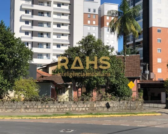 Imagem Linda casa enxaimel, de esquina com a Rua Eça de Queiroz, localizada em uma excelente área comerci...