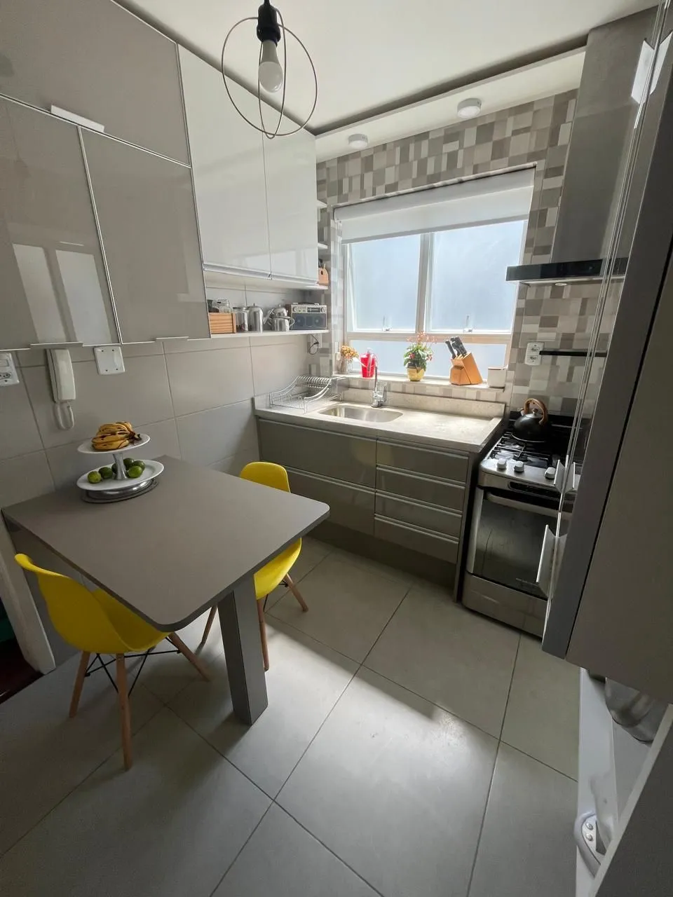 Imagem Apartamento de 2 quartos, 2 banheiros e 1 vaga de garagem no bairro Santana POA
