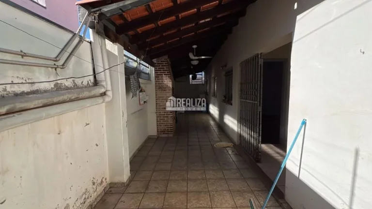 Imagem Casa para alugar no bairro Irmãos Soares, em Uberaba - 4 dormitórios e área de lazer!