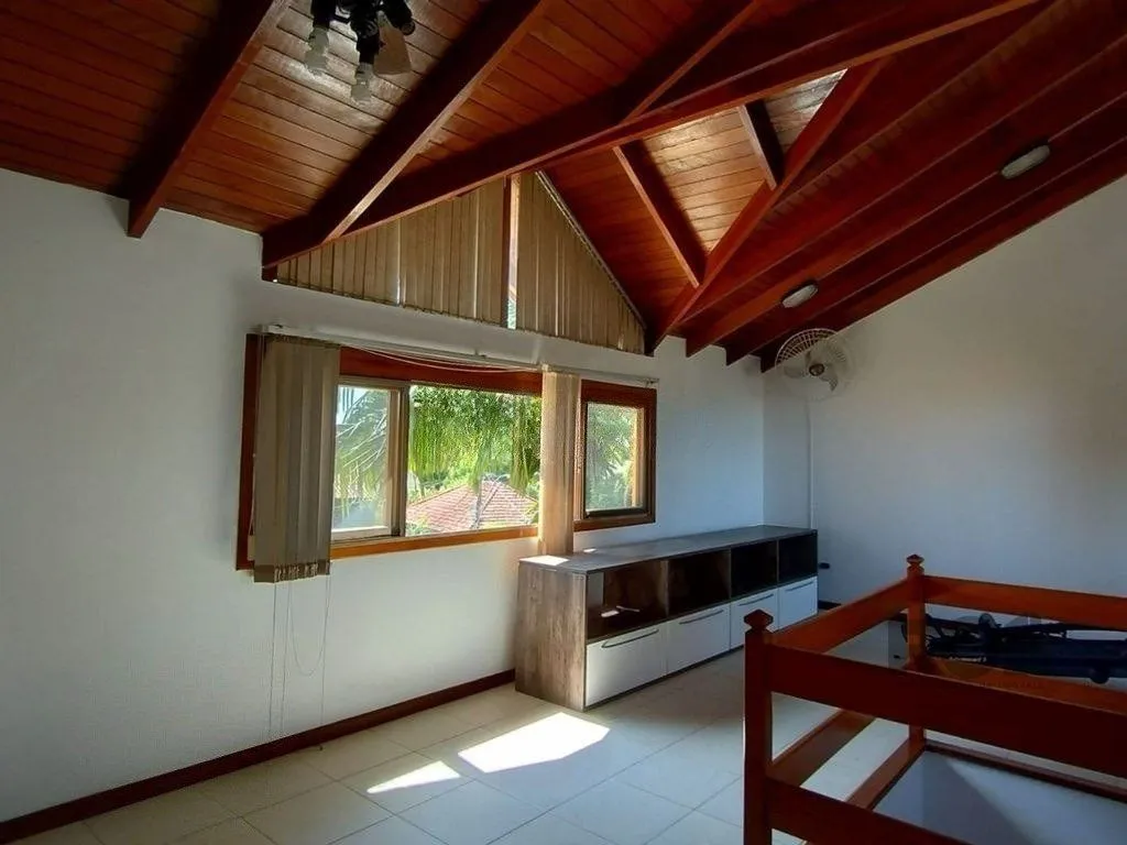 Imagem Casa de 3 dormitórios no bairro Ipanema - Porto Alegre