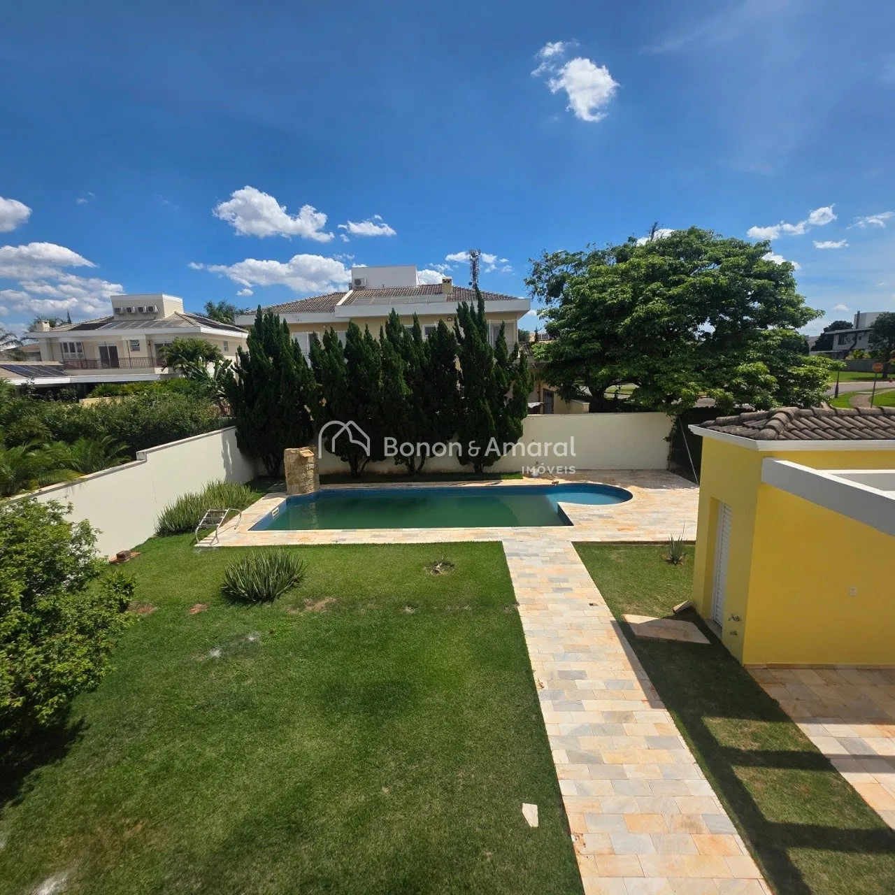 Imagem Sobrado com 316m², 4 suítes, 3 com closet, com piscina em Barão Geraldo