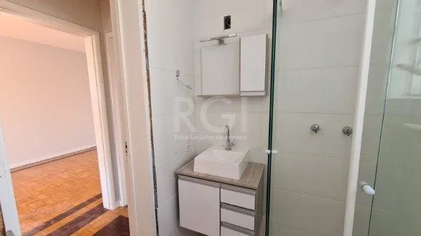 Imagem Apartamento 02 dormitórios com dependência e duas vagas no bairro São João.
