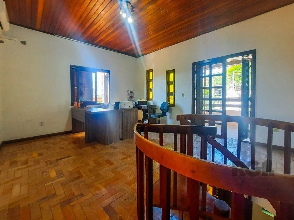 Imagem Excelente casa de 240m² com 4 dormitórios e 2 vagas.